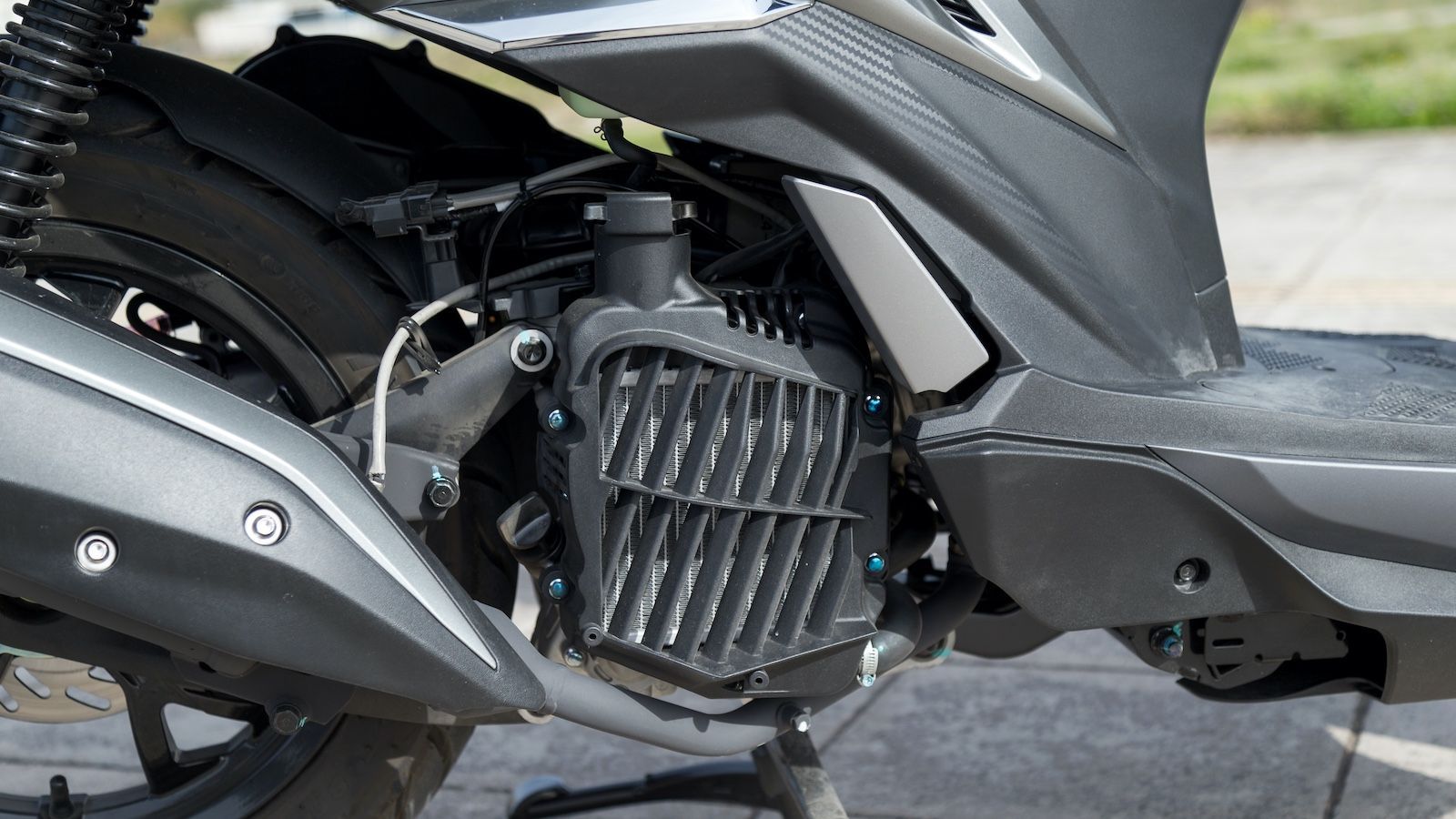 Ο μονοκύλινδρος, τετραβάλβιδος, υγρόψυκτος κινητήρας 124,6 cc αποδίδει 12,5 ίππους στις 8.000 σ.α.λ. και 11,5 Nm ροπής στις 6.500 σ.α.λ., κερδίζοντας 